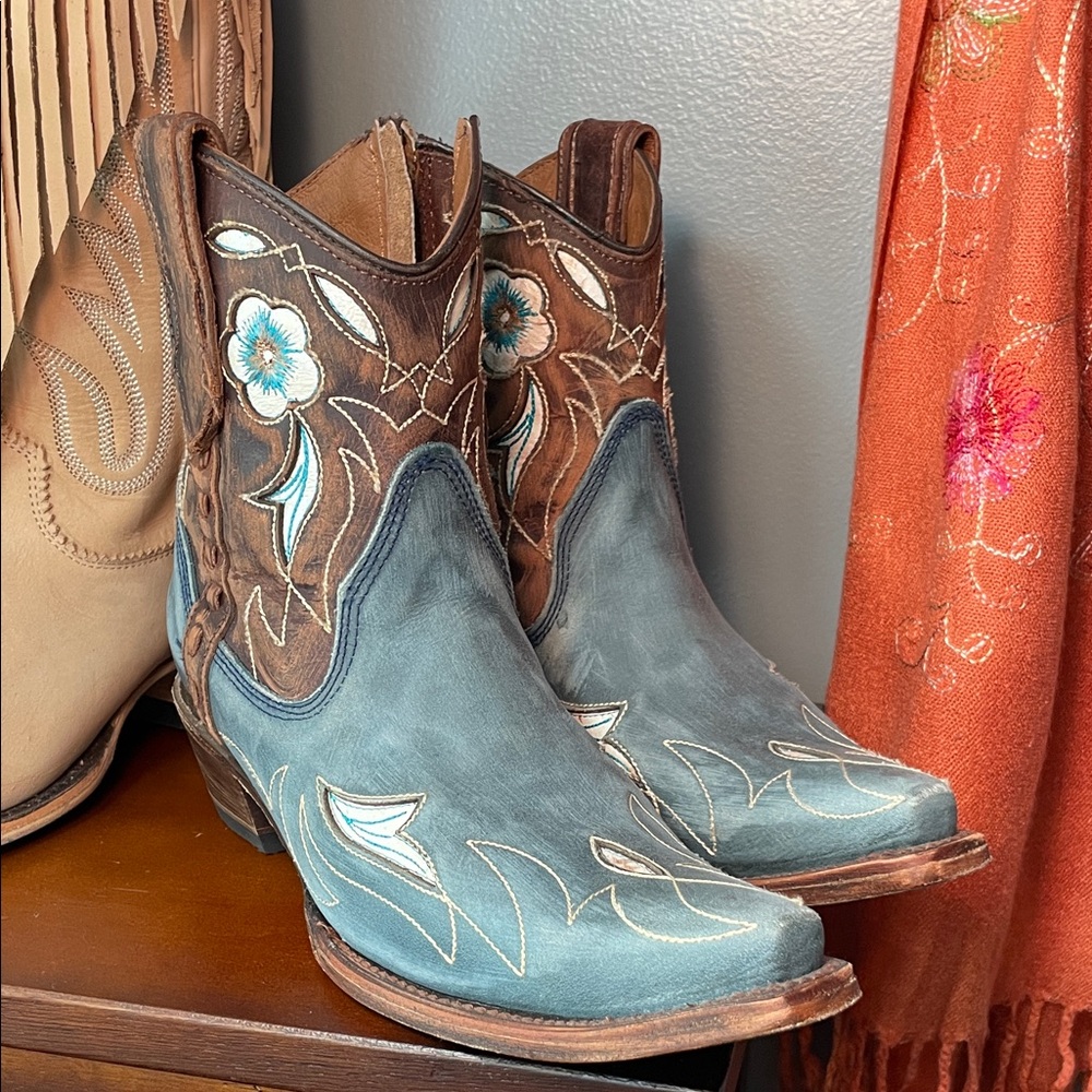 ♥️ Floral Embroidered Blue and Brown Leather Ankle Boots Corral